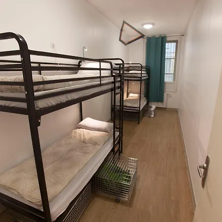 Le Flaneur Hostel