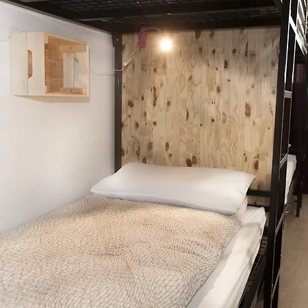 Le Flaneur Hostel