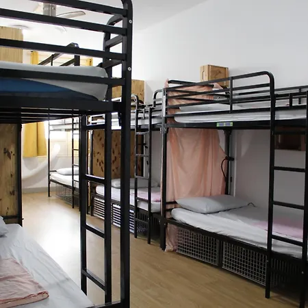 Le Flaneur Hostel *