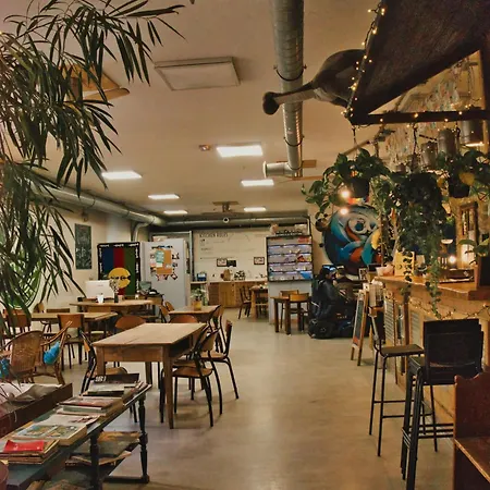 Le Flaneur Hostal *