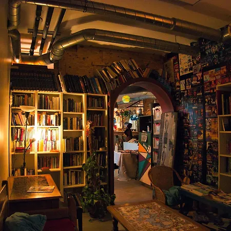 Le Flaneur Hostal